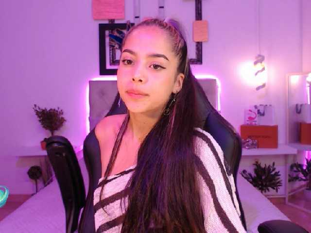 Foton saraahmilleer hello guys welcome to my room help me complette my first goal : naked go enjoy me #latina#brunette#curvy#hot#young#18#pvt