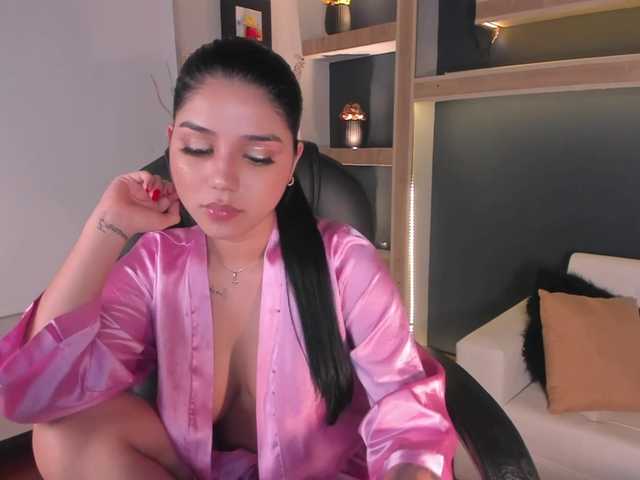 Foton VictoriaLeia beautiful latina with hot pussy for you to make her reach orgasm IG: Victoria_moodel♥ Striptease♥ @remain tks left